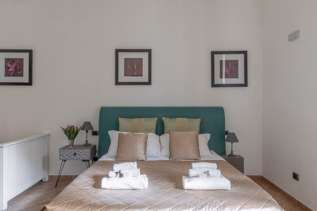 Camera Matrimoniale Deluxe di Flaminiarooms a Roma con letto matrimoniale e cuscini bianchi